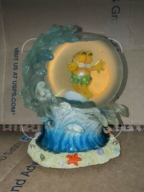 Garfield vintage music box surfing.